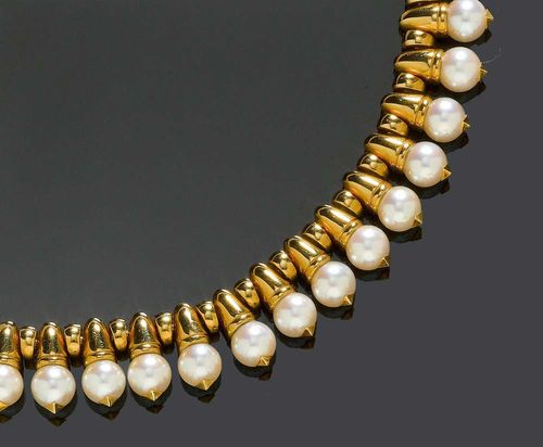 PEARL AND GOLD NECKLACE, BULGARI. Yellow gold 750, 168g. Ref.  309108-Cl116401, Celtaura model. Fancy, decorative necklace of 50  chalice-shaped links, each set with 1 Akoya cultured pearl of ca.  mm,  mounted