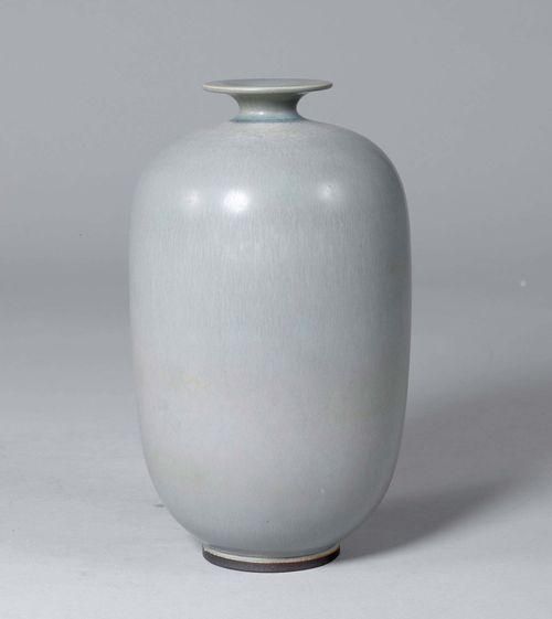 BERNDT FRIBERG (1899 - 1981) VASE, ca. 1960. Terracotta with blue-grey glaze. H 22 cm.