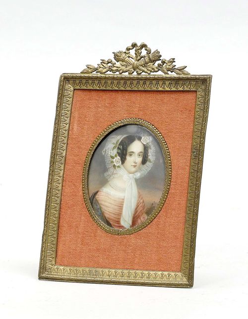 AUSTRIAN SCHOOL, after Daffinger. Monogrammed MS. Mixed media on ivory. Oval. Half-portrait of the Empress Marianne with a white veil. 8.4x6.5 cm. Framed.