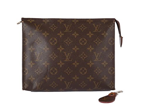 LOUIS VUITTON. TROUSSE " poche toilette " en toile enduite Monogram et cuir naturel, garniture en laiton doré, fermeture à glissière. H