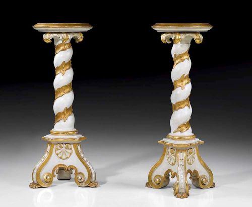 PAIR OF PAINTED PORTE-TORCHERES,late Louis XV, probably  Munich, 19th century Carved wood painted in white and parcel gilt. The round top on a turned column and scrolled supports. H 98 cm. Provenance: from a German collection.