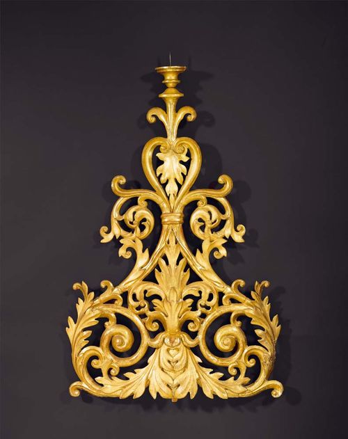 PAIR OF CARVED GILTWOOD WALL LIGHTS, Baroque, Northern Italy, 18th century H 110 cm. Provenance: Private collection, Lugano.