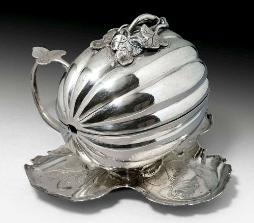 SUGAR BOWL IN THE FORM OF A MELON. No mark probably circa 1800.L 19 cm. 830 g.