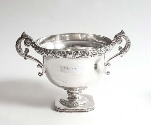 SUGAR BOWL. Lausanne, circa 1830.Maker's mark  Frères Gély. Square foot with wave pattern and round smooth bowl with relief decorated edge. H 11 cm. 230 g.