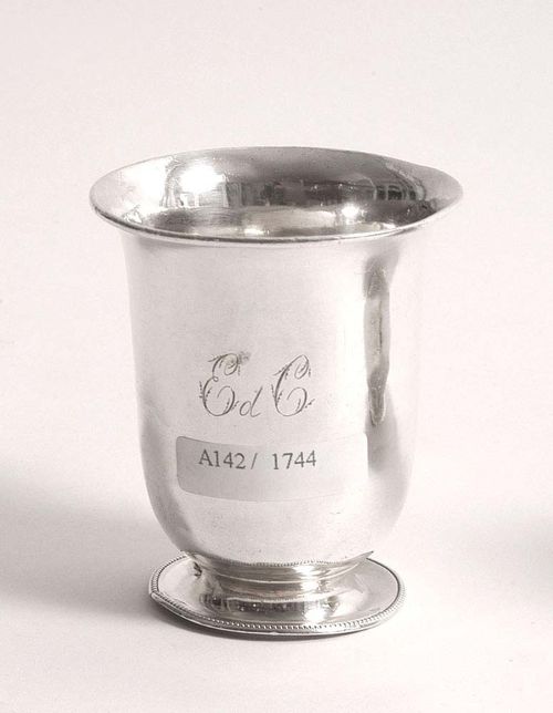 BEAKER. Lausanne. Circa 1830.Maker's mark  Frères Gély. Smooth-sided tulip form. H 7.5 cm. 50 g.