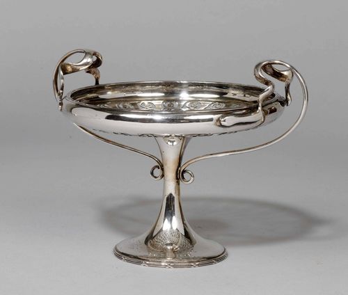 DISPLAY BOWL ON TALL FOOT,Sheffield 1908. With maker's mark. Smooth foot with profiled edge. Pierced bowl. Shaped handles. H ca. 16 cm, D 17 cm, 420 g.