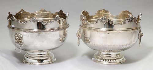 PAIR OF SILVER-PLATED BOTTLE COOLERS, probably20th century. Of a different design. Round base with gadrooned edge. The sides with two lion heads with handles. Each with the base slightly dented. D ca. 36 cm, H ca. 29 cm.