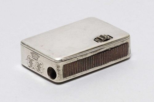 SMALL MATCH BOX,Germany, 19th/20th century. With crowned engraving. 5.8 x 3.8 x 1.8 cm, 75 g. Provenance: From the estate of Baroness Ingeborg-Dorothée of Fürstenberg.