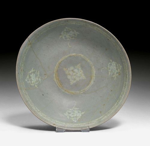 A CELADON BOWL WITH SANGGAM DECORATION OF INLAID FLOWERS. Korea, 12th c. Diameter 19.5 cm. Cracks.