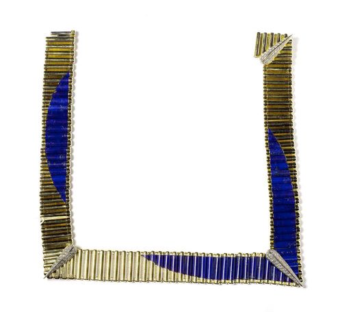 GOLD, LAPIS LAZULI AND DIAMOND NECKLACE, R. PEETZ. Yellow and white gold 750, 277g. Very fancy, triangular necklace of numerous cylinder-shaped links, diagonally decorated with lapis lazuli inserts, the three corners additionally decorated with droplet-shaped ornaments, set with 114 brilliant-cut diamonds totalling ca. 3.50 ct. Hand-made. With case and copy of insurance estimate.