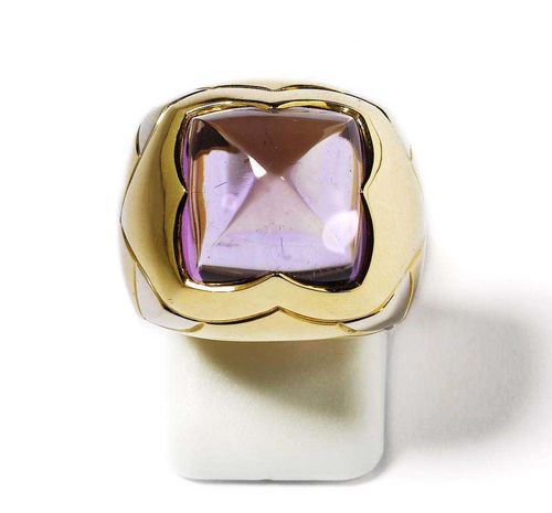 AMETHYST AND GOLD RING, BULGARI. Yellow and white gold 750. Decorative ring, the top set with 1 square amethyst cabochon of ca. 12 x 12 x 7.7 mm in a geometrically engraved solid setting. Signed. Size ca. 51. With case.