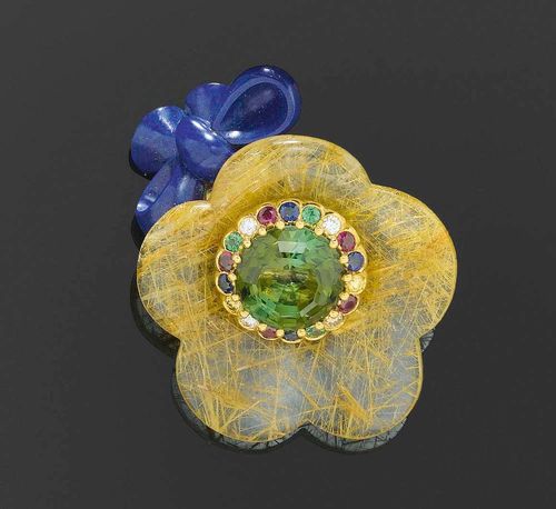 TOURMALINE, RUTILE QUARTZ AND LAPIS LAZULI BROOCH, PÉCLARD. Yellow gold 750. Very decorative brooch, in the shape of  a flower with a blossom of rutile quartz, the centre set with 1 round tourmaline of 11.76 ct in a surround of small rubies, white and yellow brilliant-cut diamonds, sapphires and tsavorites totalling 1.45 ct. With a plastically-shaped bow of lapis lazuli underneath. With case and copy of invoice.