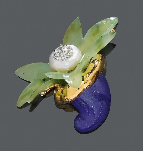 PEARL, LAPIS LAZULI AND BRILLIANT-CUT DIAMOND BROOCH, PÉCLARD. Yellow and white gold 750. Decorative, lapis lazuli brooch in the shape of a horn of plenty, with large grossular leaves, adorned with 1 bouton-shaped Biwa cultured pearl of ca. 13 mm Ø, set in the centre with 1 brilliant-cut diamond of 0.50 ct in a brilliant-cut diamond surround of 0.08 ct. With case and copy of invoice.