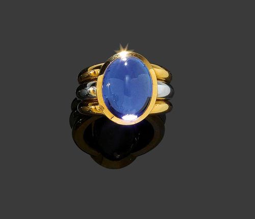 TANZANITE AND GOLD RING, PÉCLARD. White and yellow gold 750. Casual-elegant ring, the top set with 1 oval tanzanite cabochon of 9.54 ct. Size 49. With copy of invoice.
