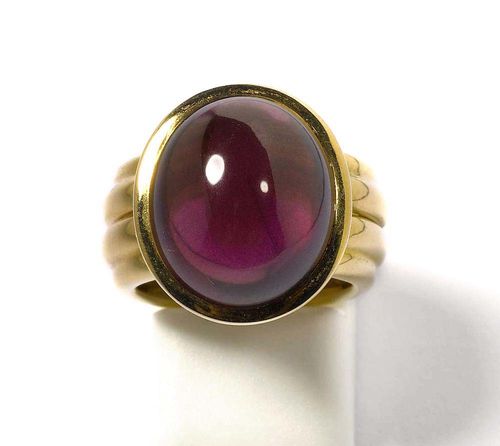 GARNET AND GOLD RING, PÉCLARD. Yellow gold 750. Casual-elegant ring, the top set with 1 fine garnet cabochon of 17.95 ct. Size 50. With copy of invoice.