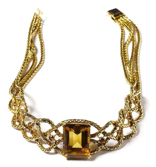 CITRINE AND GOLD NECKLACE, HERMÈS, France ca. 1950. Yellow gold 750, 98 g. Decorative "tour-de-cou" of four widely braided chains with a braid pattern. The top set with 1 octagonal citrine of ca. 38.0 ct and 8 small round citrines. Signed Hermès, L ca. 36.5 cm.
