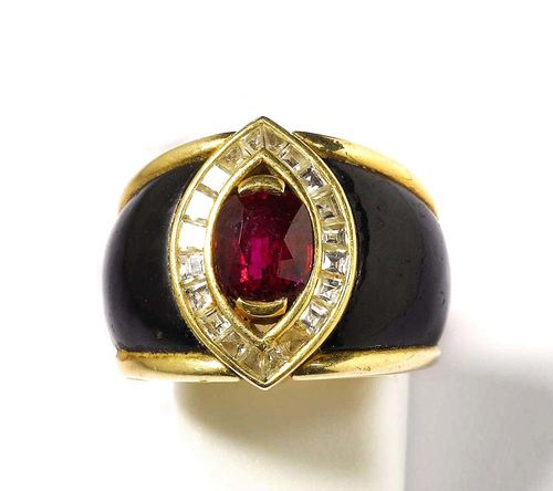 RUBY, DIAMOND AND WOOD RING, PÉCLARD. Yellow gold 750. Casual-elegant band ring, the top set with 1 oval ruby of 2.10 ct, fine quality, slight signs of wear, surrounded by 20 carré-cut diamonds totalling ca. 1.18 ct. The ring shoulders are adorned with 2  cut palm wood parts. Size ca. 49.5. With copy of invoice.