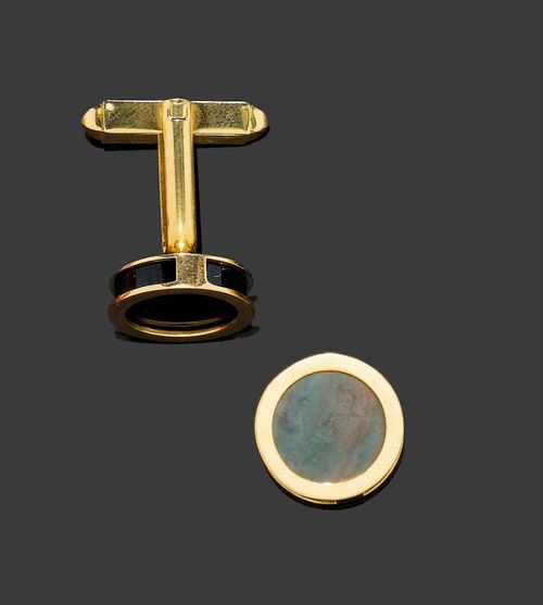 ONYX, MOTHER-OF-PEARL AND GOLD CUFF LINKS. Yellow gold 750. Round cuff links with exchangeable onyx and Tahiti mother-of-pearl discs. The decorative  parts are fixed by a screw system. With case by Hemmerle.