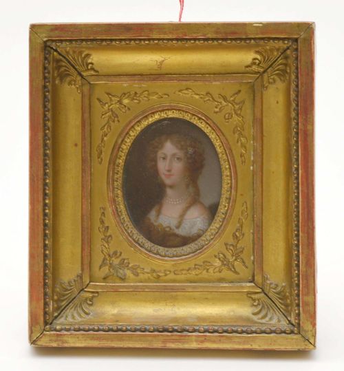 PORTRAIT OF A LADY,18th century. Oil on copper. Oval half-portrait of a noblewoman with blonde hair. 6.5x5.1 cm.