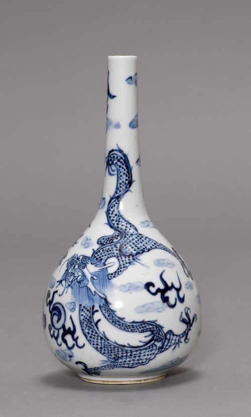 SMALL VASE.China, 19th c. H 20 cm. Pear-shaped body with a narrow tubular neck, decorated in underglaze blue with a dragon and a phoenix among clouds. Neifu mark.