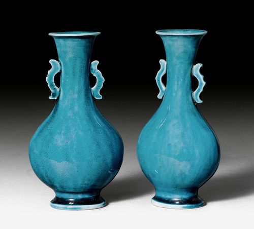 PAIR OF SMALL TURQUOISE VASES.China, Kangxi Period, H 13.5 cm. Small vases of Hu shape with flat sides and curved handles. The thin, runny glaze shows a light craquelure. Min. damage. (2)