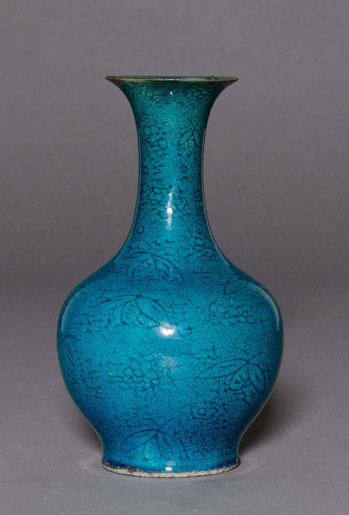 BALUSTER VASE.China, 19th c. H 19 cm. Incised floral decoration under turquoise glaze with fine craquelure. Min. restoration.