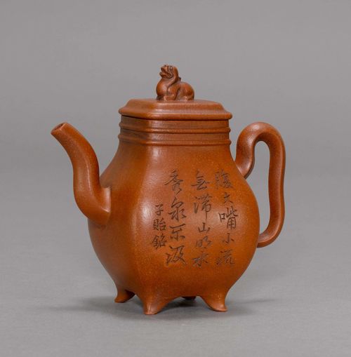 YIXING TEAPOT.China, 20th c. H 12.8 cm. Pot of rectangular section on four small feet, decorated with an incised inscription. A recumbent lion forms the knop. Mark: Xing You Heng Tang.