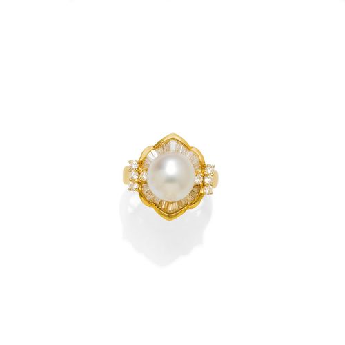 PEARL AND DIAMOND RING. Yellow gold 750. Set with 1 cultured pearl of ca. 10.5 mm Ø, within a border of numerous tapered-cut diamonds and 6 brilliant-cut diamonds. Total diamond weight ca. 0.90 ct. Size ca. 53.