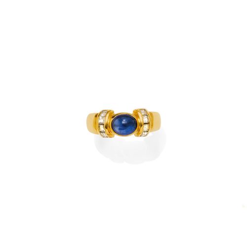 SAPPHIRE AND DIAMOND RING. Yellow gold 750. Set with 1 sapphire cabochon weighing 1.86 ct and 8 square-cut diamonds weighing 0.39 ct in total. Size ca. 53.