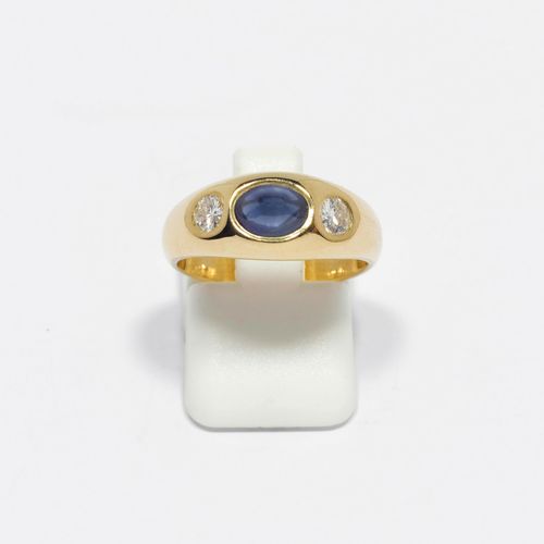 SAPPHIRE AND DIAMOND RING. Yellow gold 750. Set with 1 sapphire cabochon of ca. 7 x 4.5 mm, and 2 brilliant-cut diamonds weighing ca. 0.30 ct. Size ca. 54.