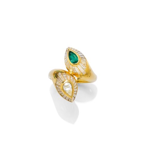 EMERALD AND DIAMOND RING. Yellow gold 750. Modern, elegant ring, set with 1 pear-shaped emerald weighing ca. 0.40 ct and 1 pear-cut diamond, within a border of trapeze-cut diamonds. Total diamond weight ca. 2.37 ct. Size ca. 55.