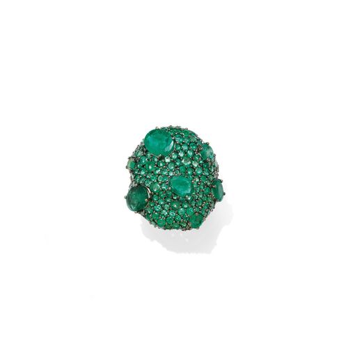 EMERALD RING. Yellow gold 750 Modern ring, set with 7 emeralds weighing ca. 3.00 ct and numerous smaller emeralds weighing ca. 2.00 ct. Size ca. 54.