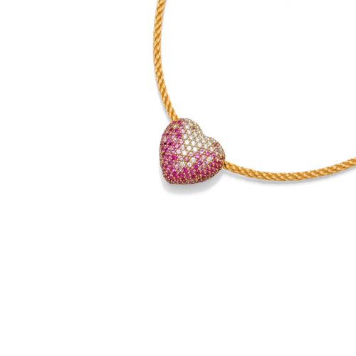 PINK SAPPHIRE, DIAMOND AND GOLD NECKLACE. Yellow gold 750. Heart-shaped pendant, set with pink sapphires weighing ca. 2.90 ct, and numerous brilliant-cut diamonds weighing ca. 1.30 ct. On a finely braided, matte-finished necklace. L ca. 45 cm.