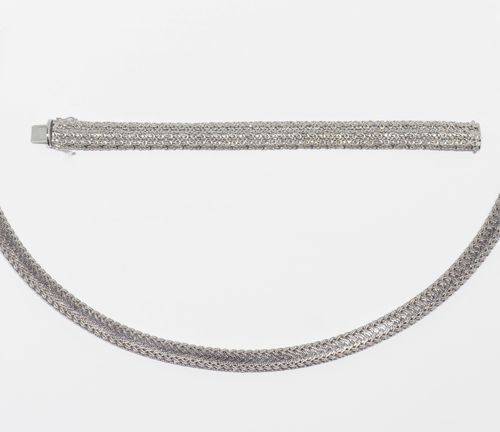 GOLD NECKLACE WITH BRACELET, ca. 1960. White gold 750, 134g. Textured, braided necklace, the centre with a matte-finished surface. L ca. 46 cm. Matching bracelet, L ca. 19 cm.