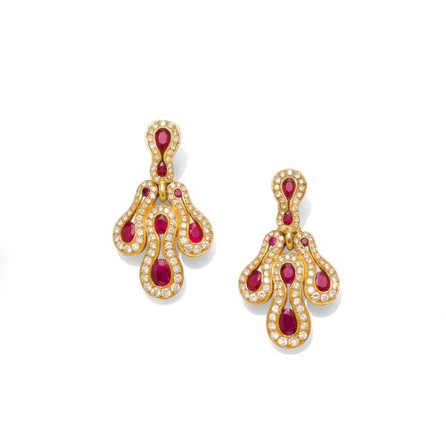 RUBY AND DIAMOND EARRINGS. Yellow gold 750. Each set with 8 oval rubies weighing ca. 3.80 ct in total, and set throughout with numerous brilliant-cut diamonds weighing ca. 2.00 ct. L ca. 4 cm.