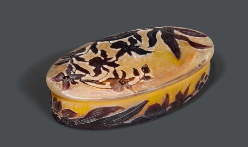 EMILE GALLE BOX, circa 1900 Yellow glass with violet overlay and etching. Oval box, decorated with irises. Signed Gallé. L. 17 cm.