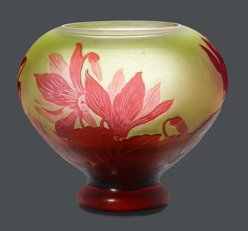 EMILE GALLE VASE, circa 1900 Light green glass with red overlay and etching. Round vessel with round foot, decorated with magnolias. Signed Gallé. H 11 cm.