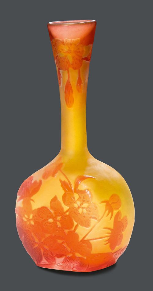 EMILE GALLE VASE, circa 1900 Yellow glass with red overlay and etching. Pear-shaped, decorated with clematises. Signed Gallé. H 14 cm.