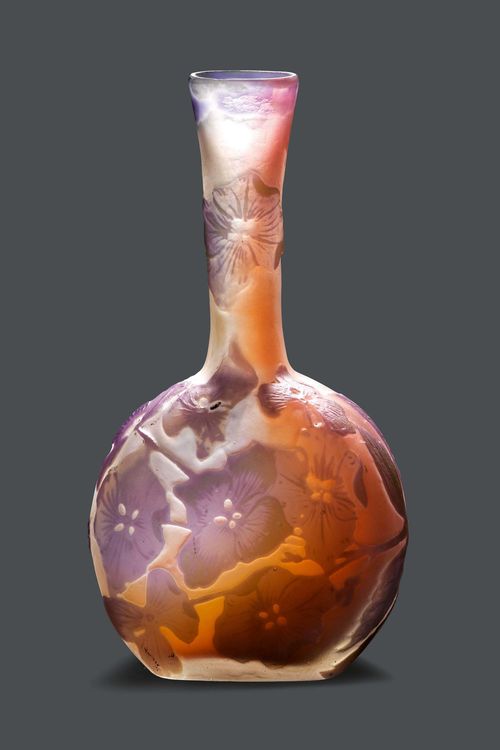 EMILE GALLE VASE, circa 1904 Pink glass with white and blue overlay and etching. Bottle-shaped vessel, decorated with hydrangeas. Signed Gallé with star. H 12.5 cm.