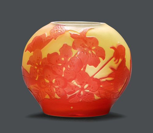 EMILE GALLE VASE, circa 1900 Yellow glass with red overlay and etching. Spherical vessel, decorated with clematises. Signed Gallé. H 6.5 cm.