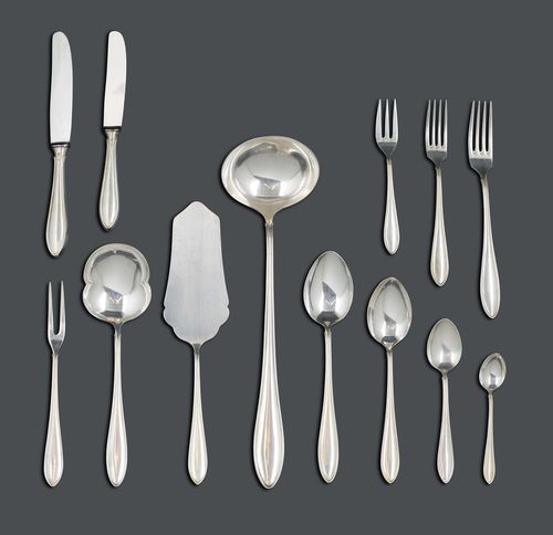 ANONYMOUS SET OF CUTLERY, end of the 20th century. Silver 800. Comprising: 12 dinner forks, 12 soup spoons, 12 dinner knives, 12 dessert forks, 12 dessert spoons, 12 dessert knives, 12 cake forks, 12 teaspoons, 12 coffee spoons, and 5 serving pieces. All marked 800.