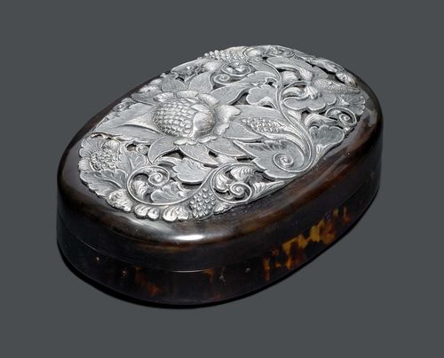 ANONYMOUS BOX, circa 1900 Tortoiseshell and silver. Oval. The cover is decorated with silver flowers. L 16 cm.