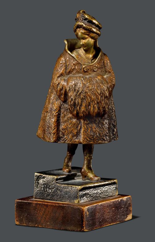 VIENNESE BRONZE FIGUR, circa 1910 Bronze. Female thief with removable coat. Signed Nam Greb. H 12 cm.