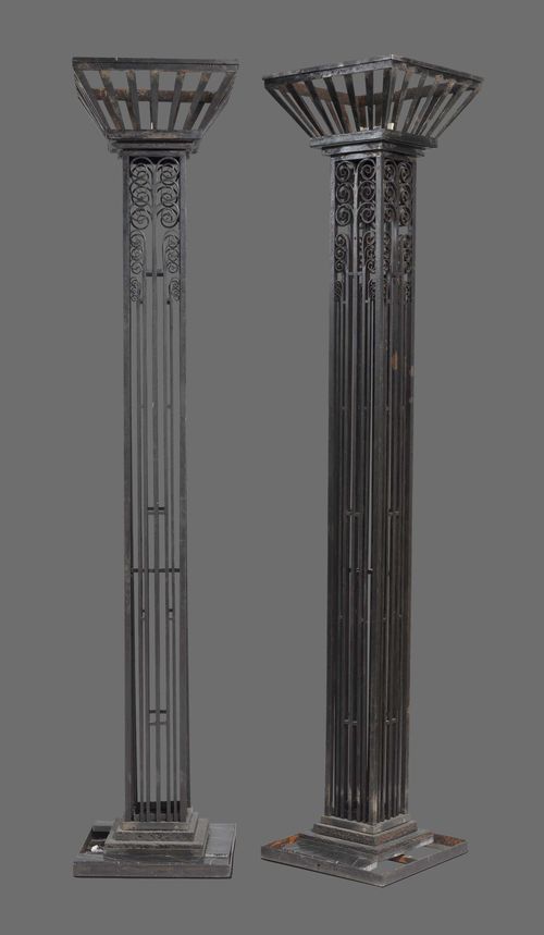 ANONYMOUS PAIR OF GARDEN LAMPS, circa 1930 Wrought iron and black marble. Rectangular with geometric ornaments. H 255 cm.