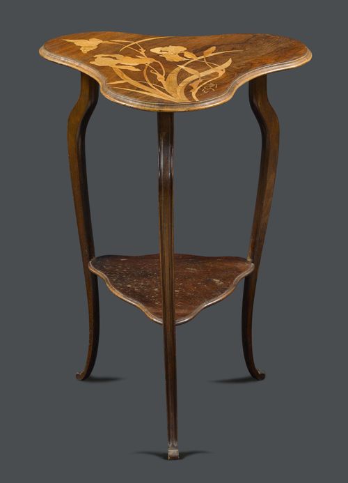 EMILE GALLE SMALL SIDE TABLE, circa 1910 Walnut, carved and inlaid with fruit woods. Clover-shaped top, decorated with irises. Signed E. Gallé. H 75 cm. D 53 cm.