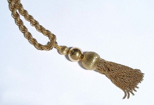 GOLD SAUTOIR. Yellow gold 750. 146 g. Attractive sautoir made of finely ribbed triple anchor links with a removable pendant in the shape of a tassel made of a polished sphere set between two structured spheres, with numerous cordon chains as the end piece. L ca. 87 cm.