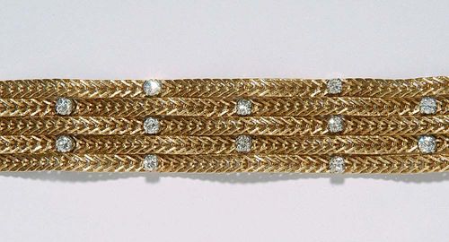 GOLD AND BRILLIANT-CUT DIAMOND BRACELET, Vienna. Yellow gold 750. Elegant bracelet made of four braided fox-tail chains, decorated with 25 brilliant-cut diamonds totalling 2.20 ct. L 17.5 cm.