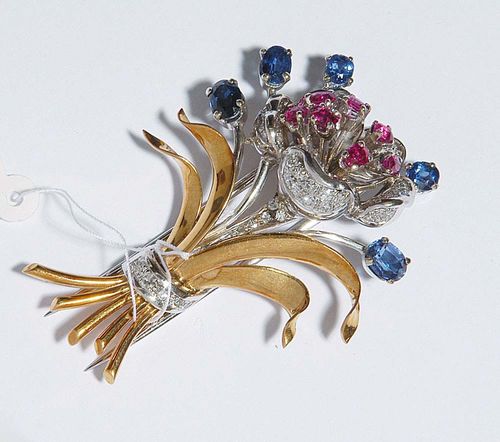 RUBY AND DIAMOND CLIP/BROOCH, ca. 1950. Yellow and white gold 750. Decorative brooch in the form of  a floral bouquet, the flowers are of white gold, decorated with 5 oval sapphires totalling  ca. 2.50 ct, 7 oval rubies totalling ca. 1.00 ct and set with 46 diamonds totalling ca. 0.60 ct.