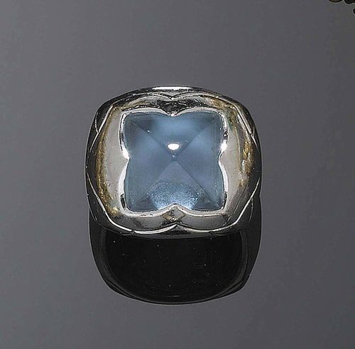 AQUAMARINE RING, BULGARI. Yellow gold 750 silver-plated. Decorative ring, the top is set with 1 rectangular aquamarine cabochon of ca. ca. 13 x 13 x 7.3 mm in a geometrically engraved solid setting. Signed. Size 50.5.