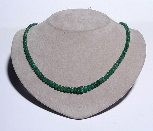 EMERALD NECKLACE. Fancy necklace of numerous graduated engraved emerald rondelles of ca. 3.6 - 8.6 mm Ø, ca. 84.00 ct. On a green/gold cordon. Length adjustable.